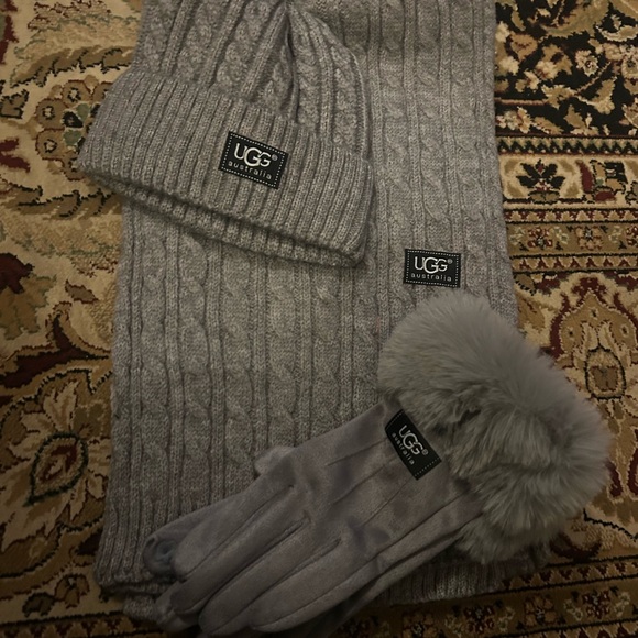New beautiful UGG  Gray Hat & Scarf, velvety, soft Gloves touchscreen accessible - Picture 3 of 10